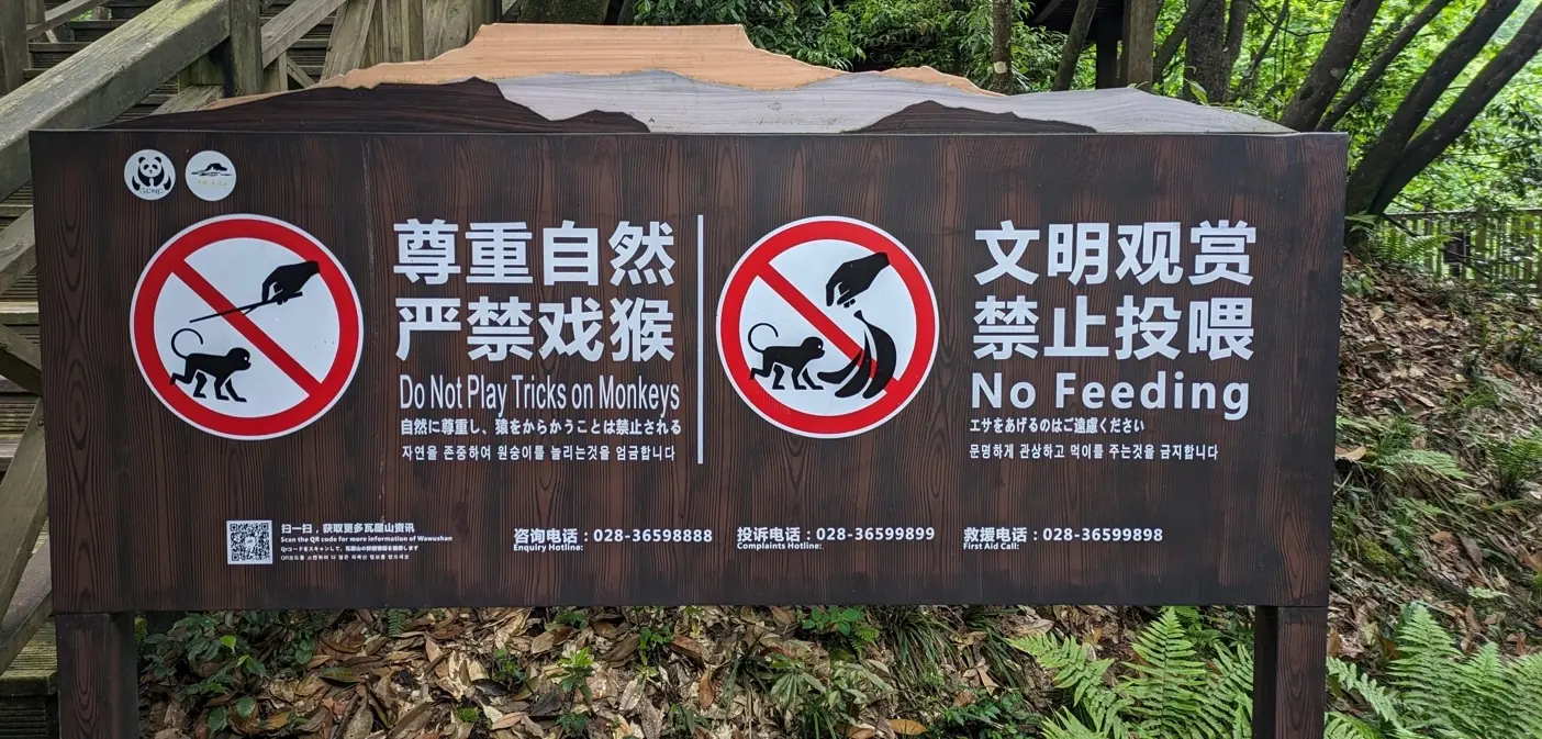 Monkey sign at Wawushan © Li and Lisa Li